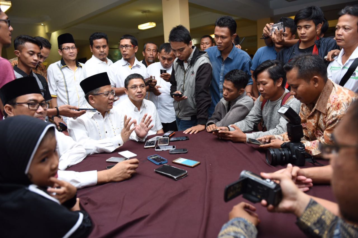 Presiden PKS Mohamad Sohibul Iman saat melayani pertanyaan wartawan usai gelaran Silaturahim Akbar dam Siaga Kader Kepulauan Riau di Kota Tanjungpinang Ahad (30/7) jelang tengah malam