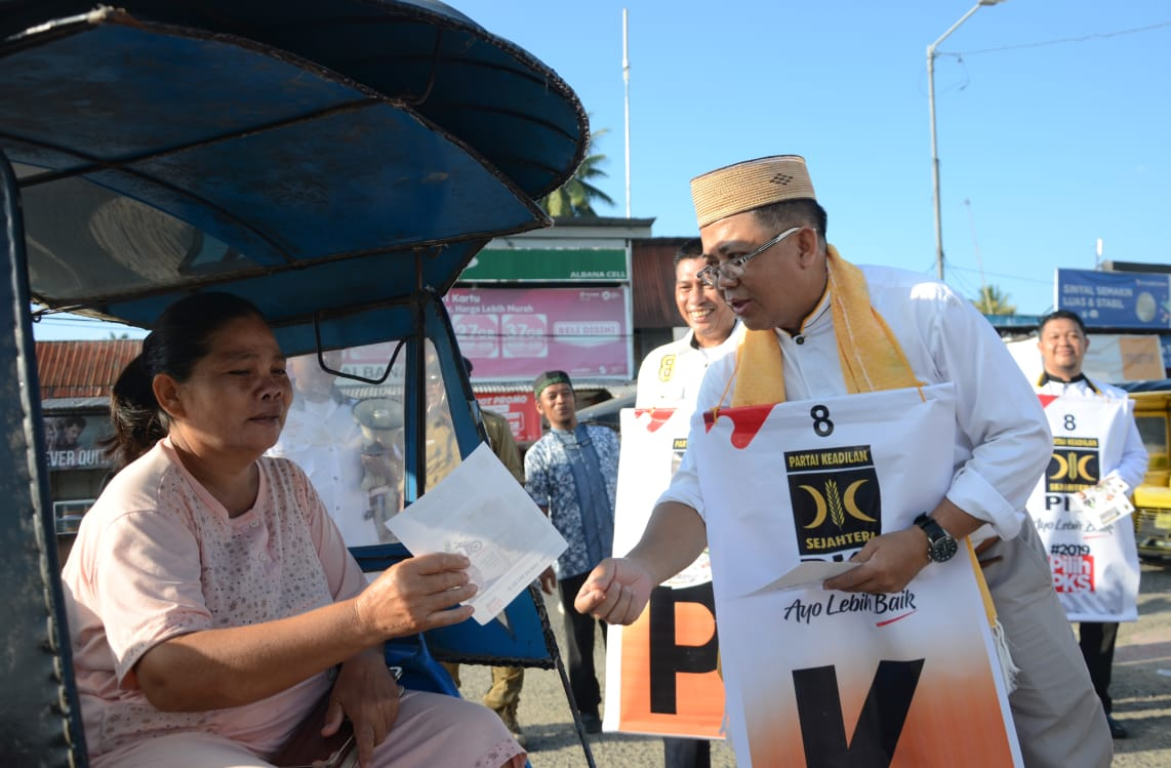 Presiden PKS, Mohamad Sohibul Iman menyerahkan flyer kepada penumpang Bentor (Donny/PKS Foto)