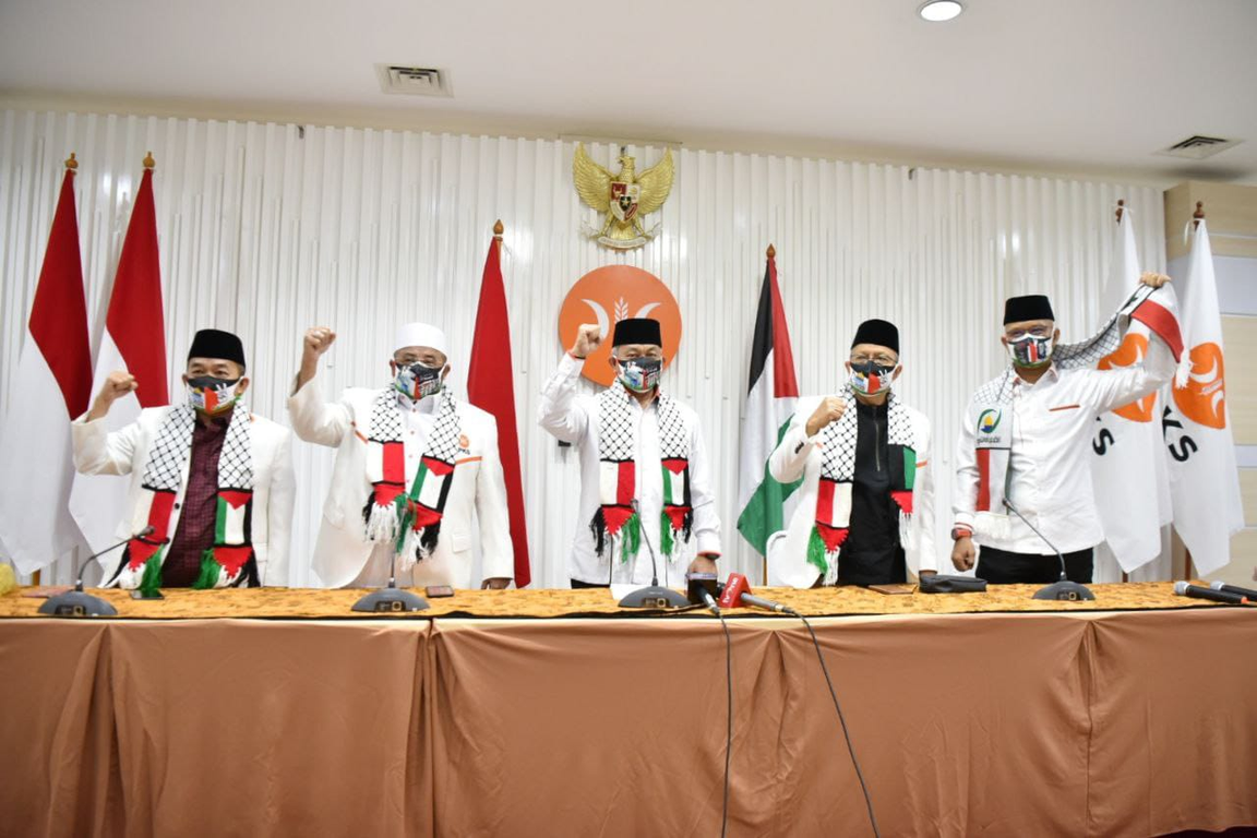 (ki-ka) Ketua Fraksi PKS DPR RI Jazuli Juwaini, Sekjen PKS Habib Aboe Bakar Al Habsy, Presiden PKS Ahmad Syaikhu, Bendahara Umum Mahfudz Abdurrahman dan Ketua BPPLN DPP PKS Sukamta (Donny/PKSFoto)