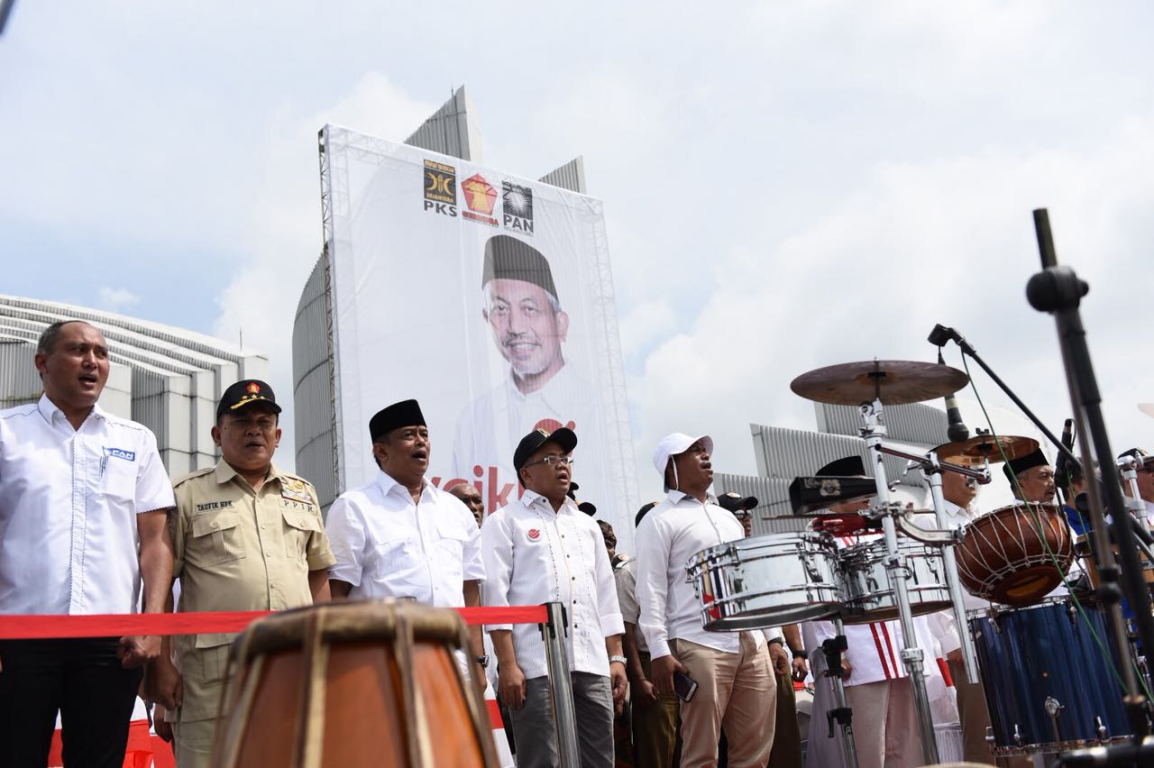 Presiden PKS Mohamad Sohibul Iman mendatangi doa bersama pasangan cagub Jabar Ajat-Syaikhu di Bandung, Rabu (10/1)