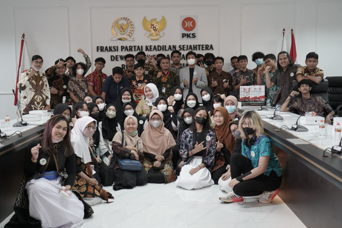 Anggota DPR RI Komisi IX dari Fraksi PKS Kurniasih Mufidayati Menerima Kunjungan Belajar Siswa dari SMA Rumah Belajar Berkemas