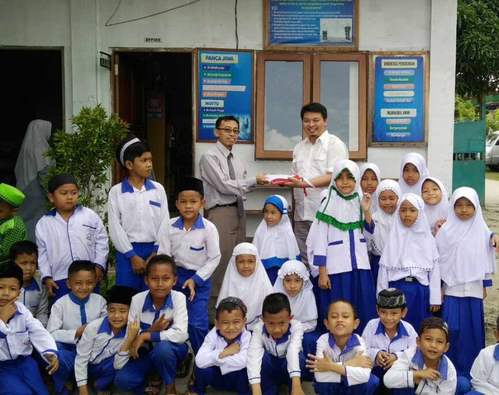 Pembagian Bendera Merah Putih ke Sekolah di Pelosok Kalimantan Tengah