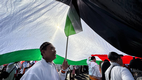 Peserta dibawah bendera panjang negara Palestina, Sabtu, 24/05/25.