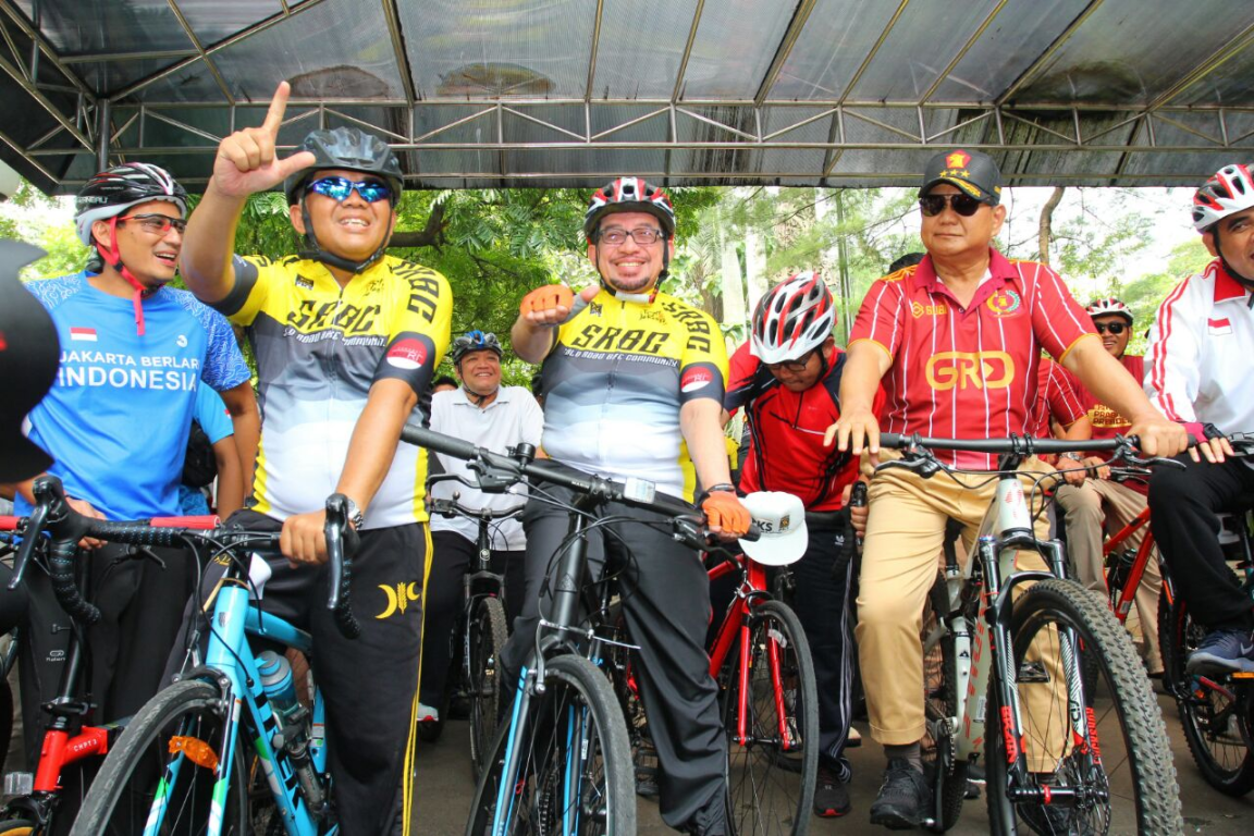 (ki-ka) Presiden PKS Mohamad Sohibul Iman, Ketua Majelis Syuro PKS Habib Salim Segaf Al Jufri dan Ketua Umum Partai Gerindra Prabowo Subianto saat mengantarkan peserta Tour de Jakarta di garis finis kantor DPP PKS, Sabtu (21/4) (Donny Abuy/PKSFoto)