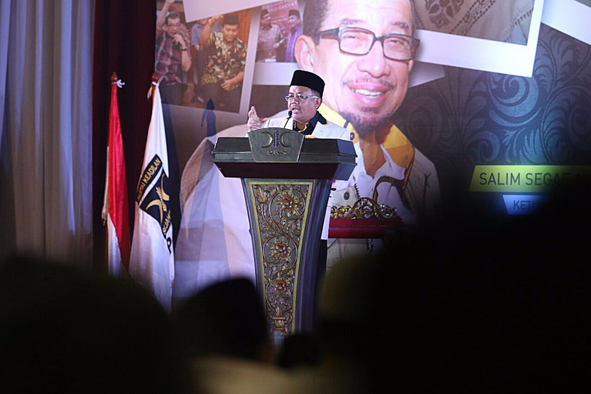 Presiden PKS Mohamad Sohibul Iman memberikan sambutan di Rakornas PKS di Hotel Bumi Wiyata Depok, Jawa Barat, Senin (6/3). (Faruqi/PKSFoto)
