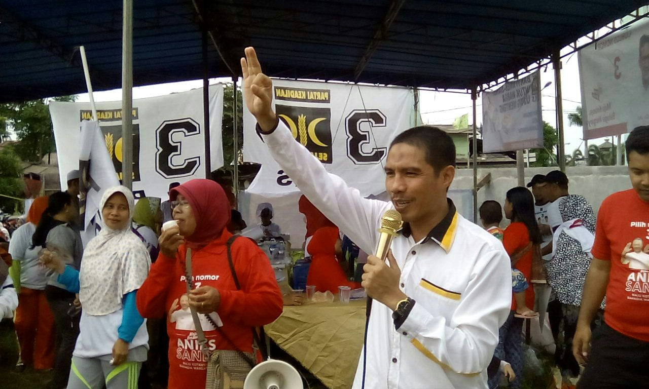 Ketua DPW PKS DKI Jakarta Sakhir Poernomo melayani masyarakat Jakarta dalam bakti sosial Anies-Sandi, Ahad (15/1/2017)