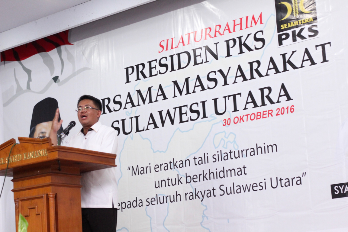 Presiden PKS Mohamad Sohibul memberikan ceramah pada acara Silaturahim Kader dan Simpatisan PKS Sulawesi Utara di Hotel Sahid Kawanua, Manado, Ahad (30/10/2016). (Foto: Muhammad Hilal)