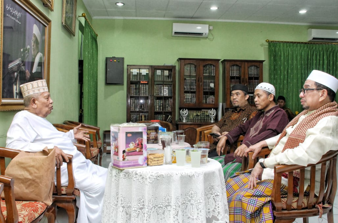 Ketua Majelis Syuro PKS Habib Salim Segaf Al Jufri berbincang hangat dengan Pengasuh Pondok Pesantren Daarul Rahman KH Syukron Ma'mun, Selasa (10/7) petang (PKSFoto)