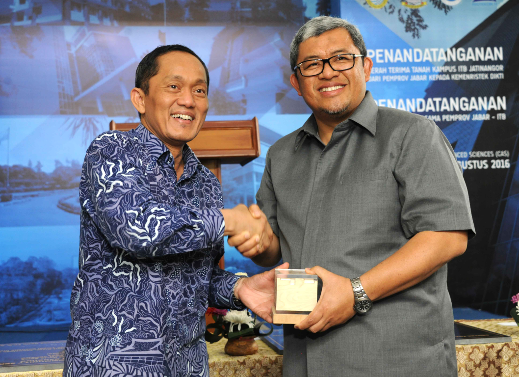 Gubernur Jawa Barat Ahmad Heryawan (Aher) menyerahkan secara langsung hibah tersebut kepada Menteri Riset, Teknologi, dan Pendidikan Tinggi (Menristekdikti) RI Mohamad Nasir