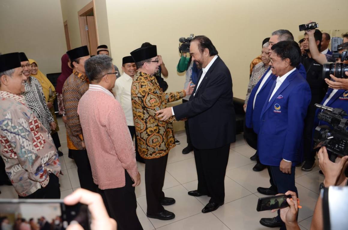 Ketua Majelis Syuro PKS Habib Salim Segaf Al Jufri menyambut Ketua Umum Partai Nasdem Surya Paloh di kantor DPP PKS, Jakarta, Rabu (30/10/2019) (Donny/PKSFoto)