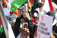 FOTO : Riuh Dentingan Alat Dapur di Aksi Simpatik 'Selamatkan Kemanusiaan di Gaza'