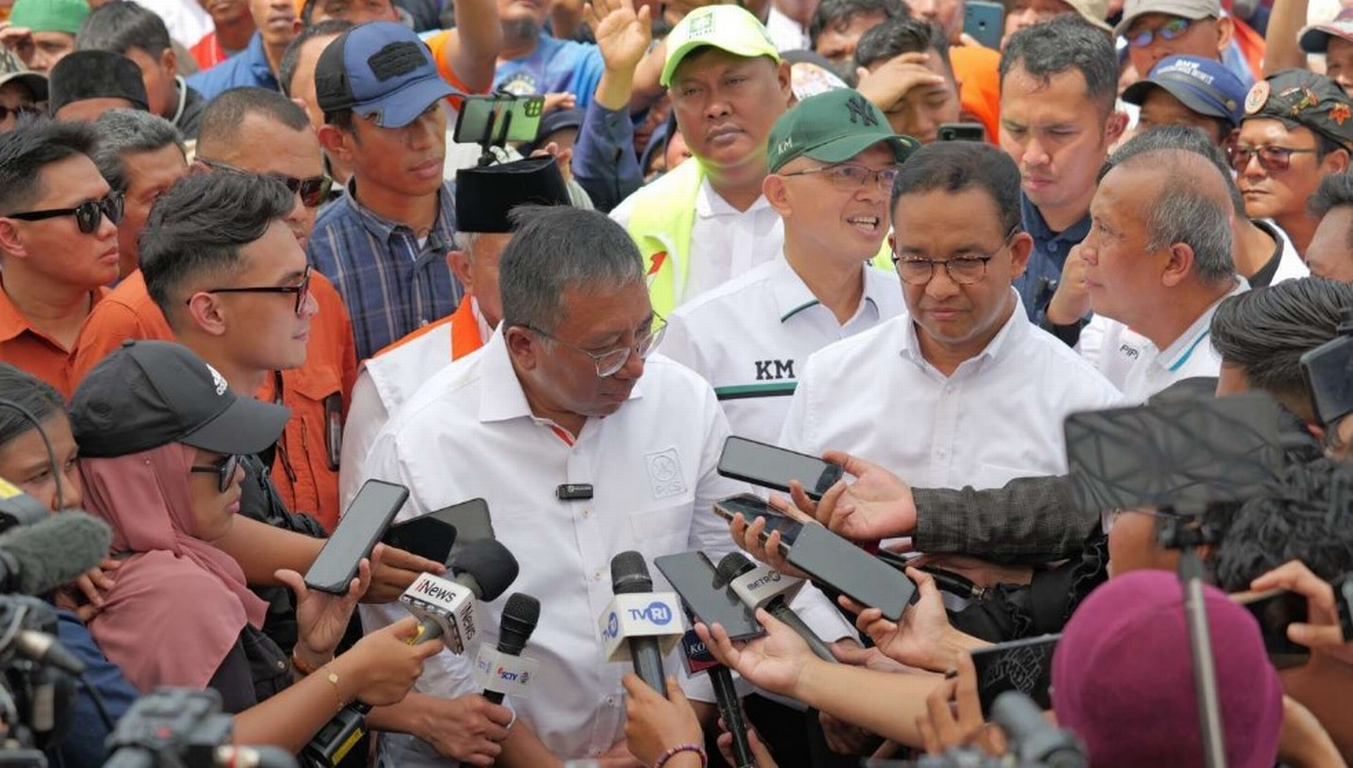 Ketua Tim Kampanye Daerah (TKD) AMIN Jawa Barat Haru Suandharu bersama Capres Anies Baswedan pada rangkaian kampanye akbar di Jawa Barat.