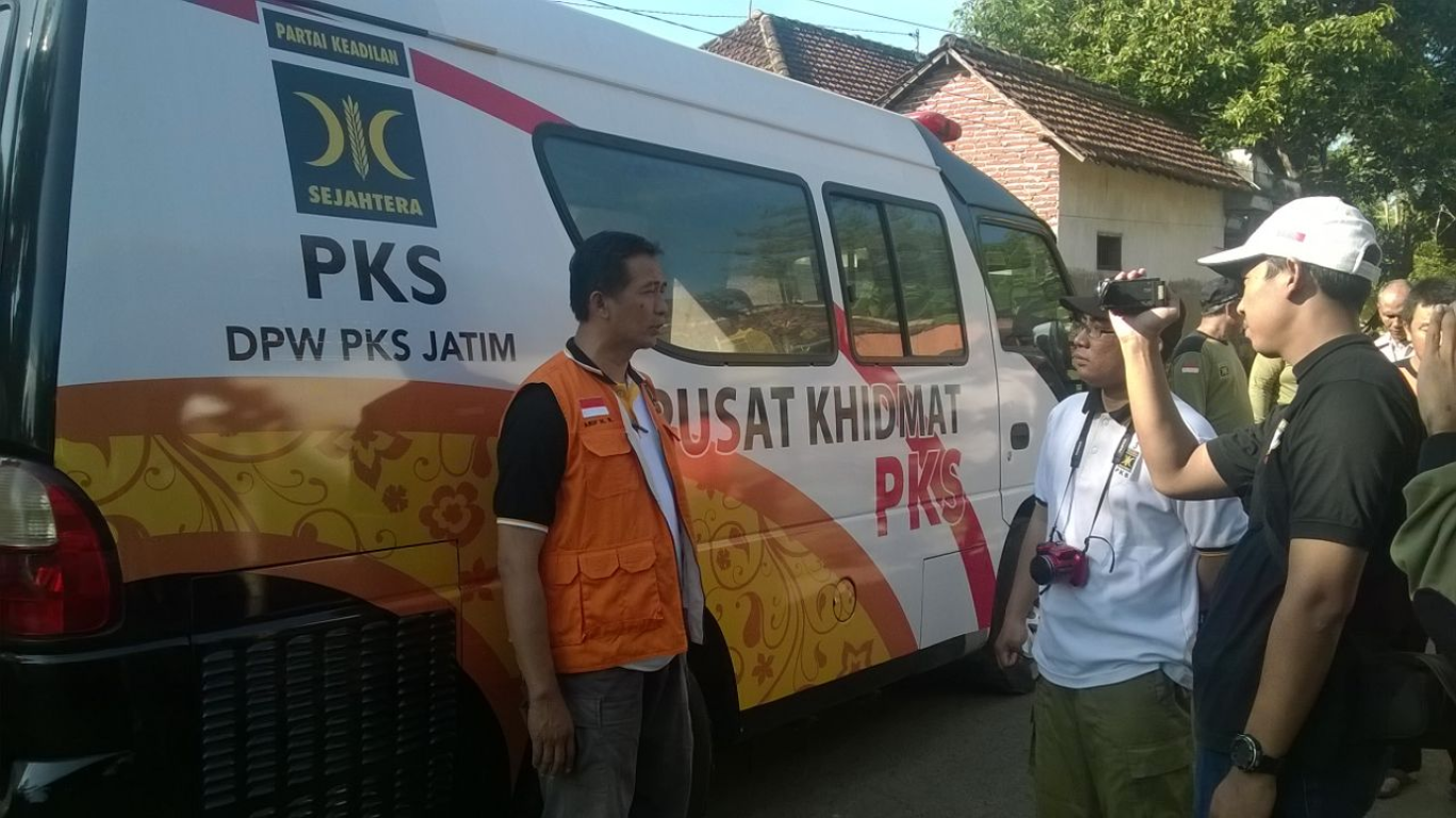 Mobil Posko Bergerak (mobile) PKS di Pasuruan, Jawa Timur. Memberi pelayanan medis keliling, informasi rute mudik, brosur, hingga takjil gratis.