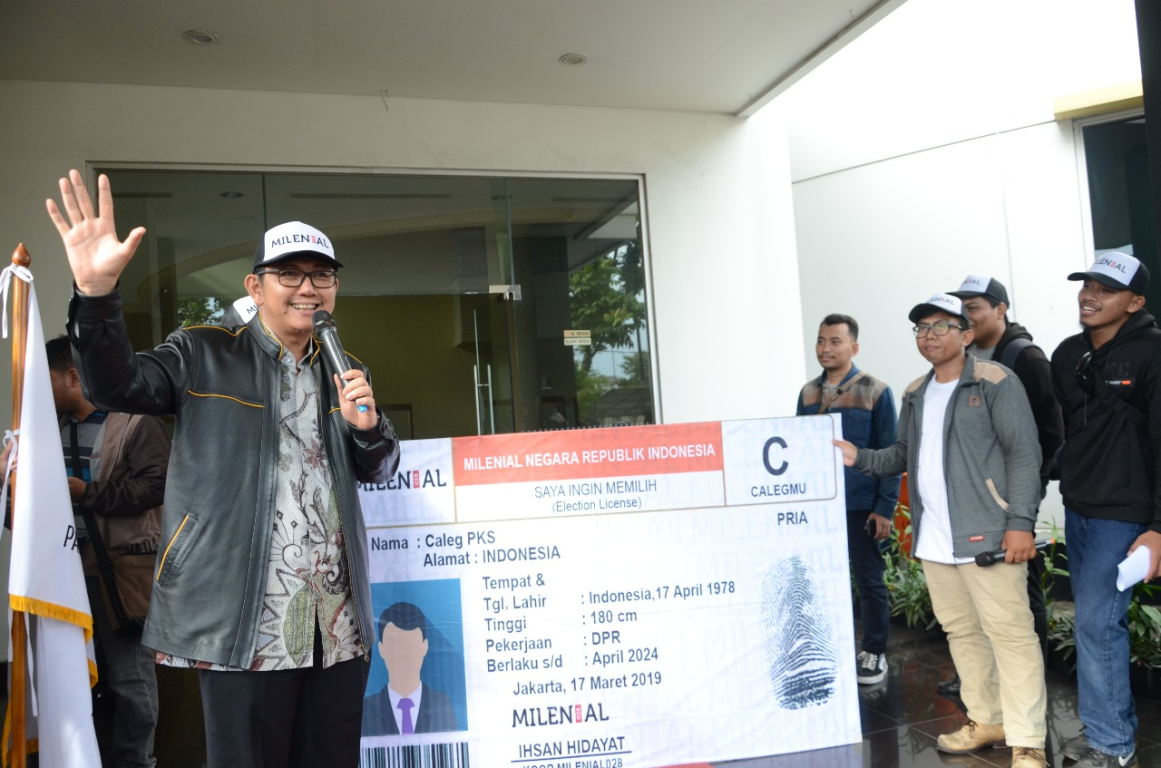 Sekretaris Jenderal Partai Keadilan Sejahtera Mustafa Kamal saat menerima SIM C sebagai bentuk simbolis dukungan Milenial 028 terhadap PKS, Jakarta, Ahad (17/03/2019). (Donny/PKSFoto)