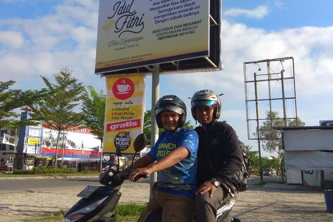 Petugas Posko Mudik PKS Pekanbaru mengantar salah seorang pemudik ke Bandara, Selasa (4/6) (dok PKS Riau)