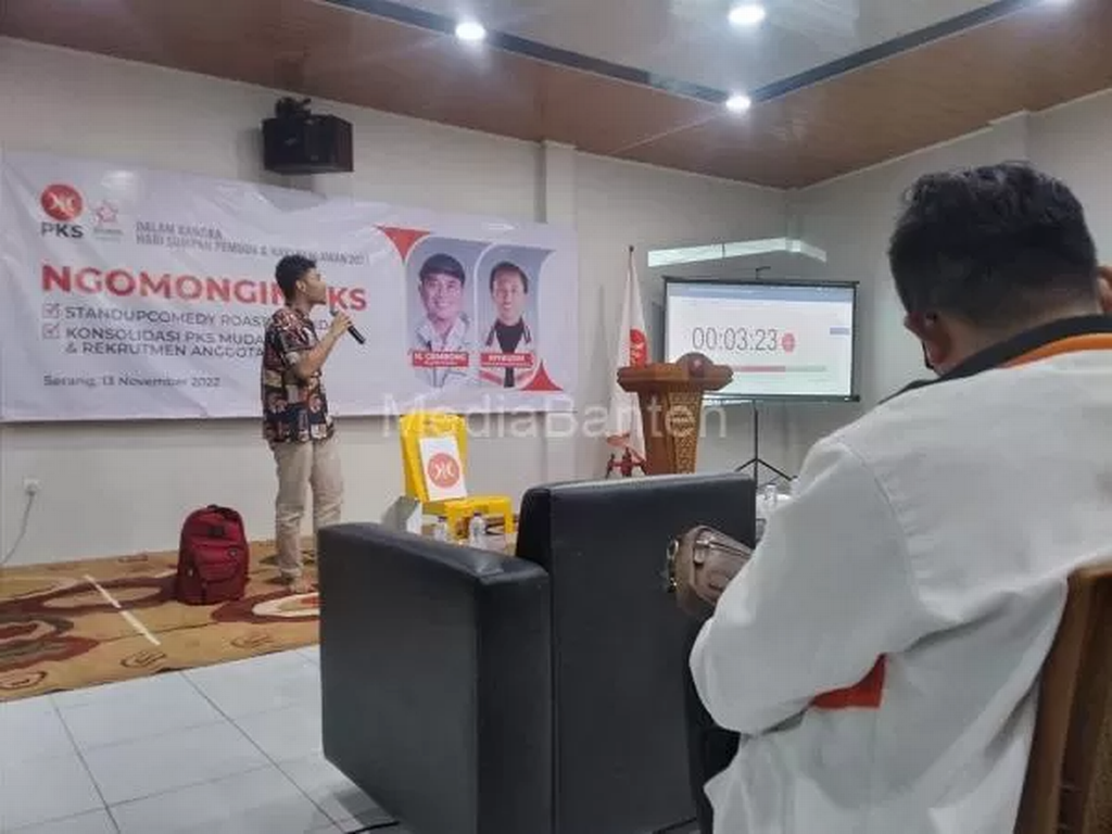 PKS Banten Gelar Stand Up Comedy Roasting (Foto: Media Banten/Aden Hasanudin)