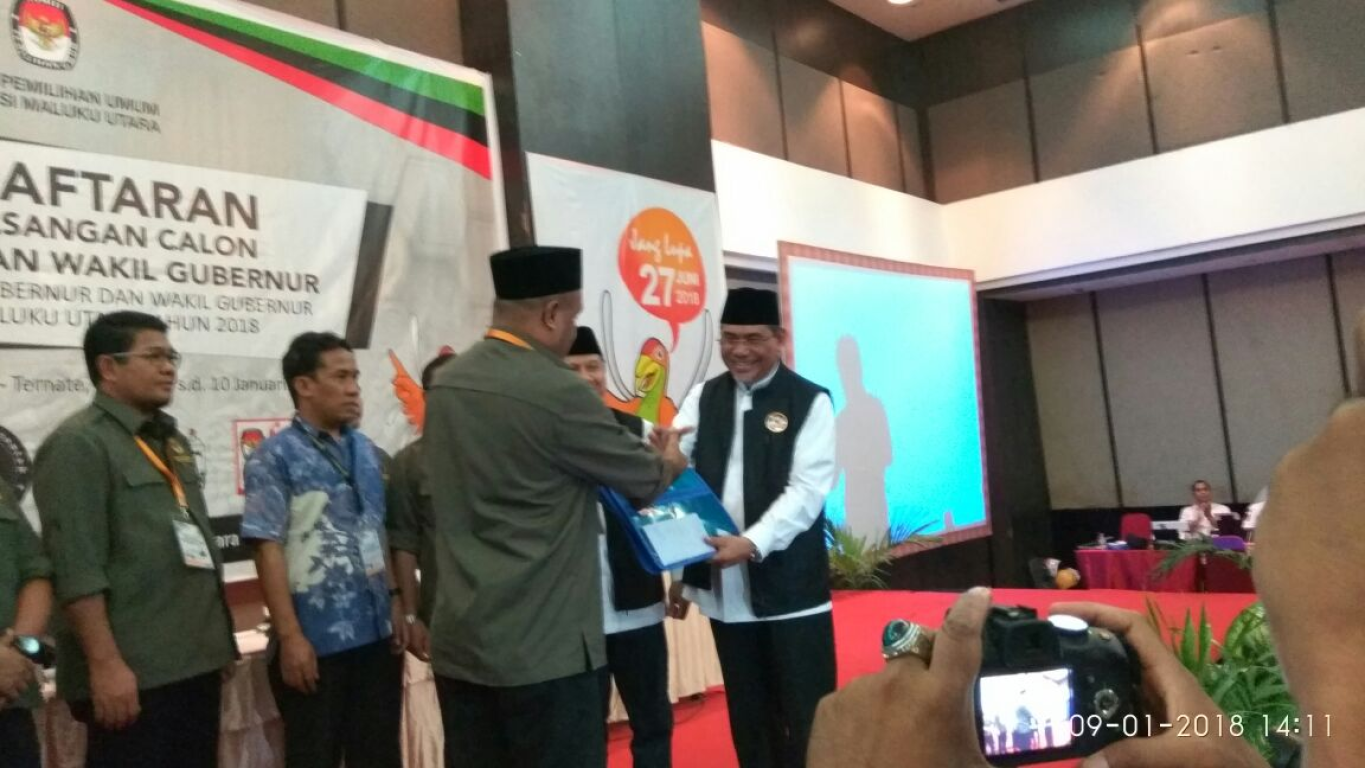 Paslon Muhammad Kasuba-Madjid Husen (MK-Maju) menyerahkan berkas pendaftaran ke KPUD Maluku Utara di Ternate, Selasa (9/1) (Foto: Istimewa)