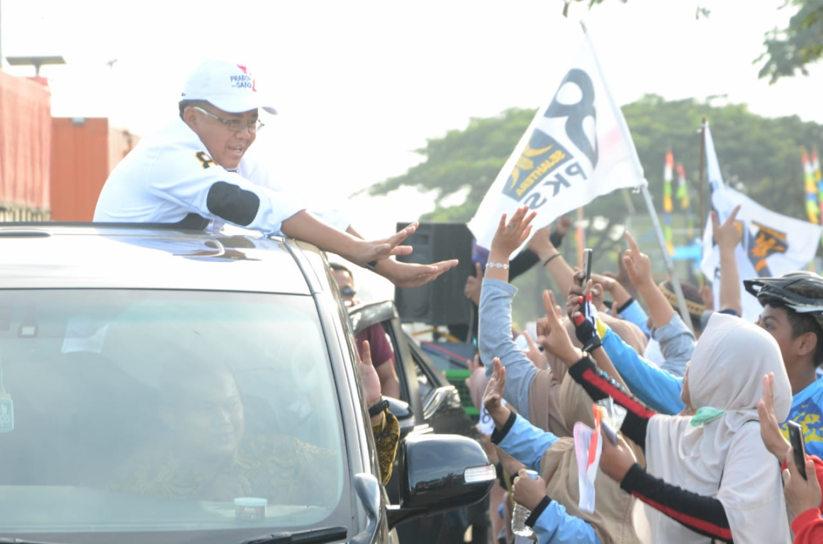 Presiden PKS Mohamad Sohibul Iman menyapa kader dan simpatisan PKS yang mengadakan flashmob sejak pagi menyambut Kampanye Rapat Umum Prabowo-Sandi di Serang, Banteng, Sabtu (30/3) (Donny/PKSFoto)