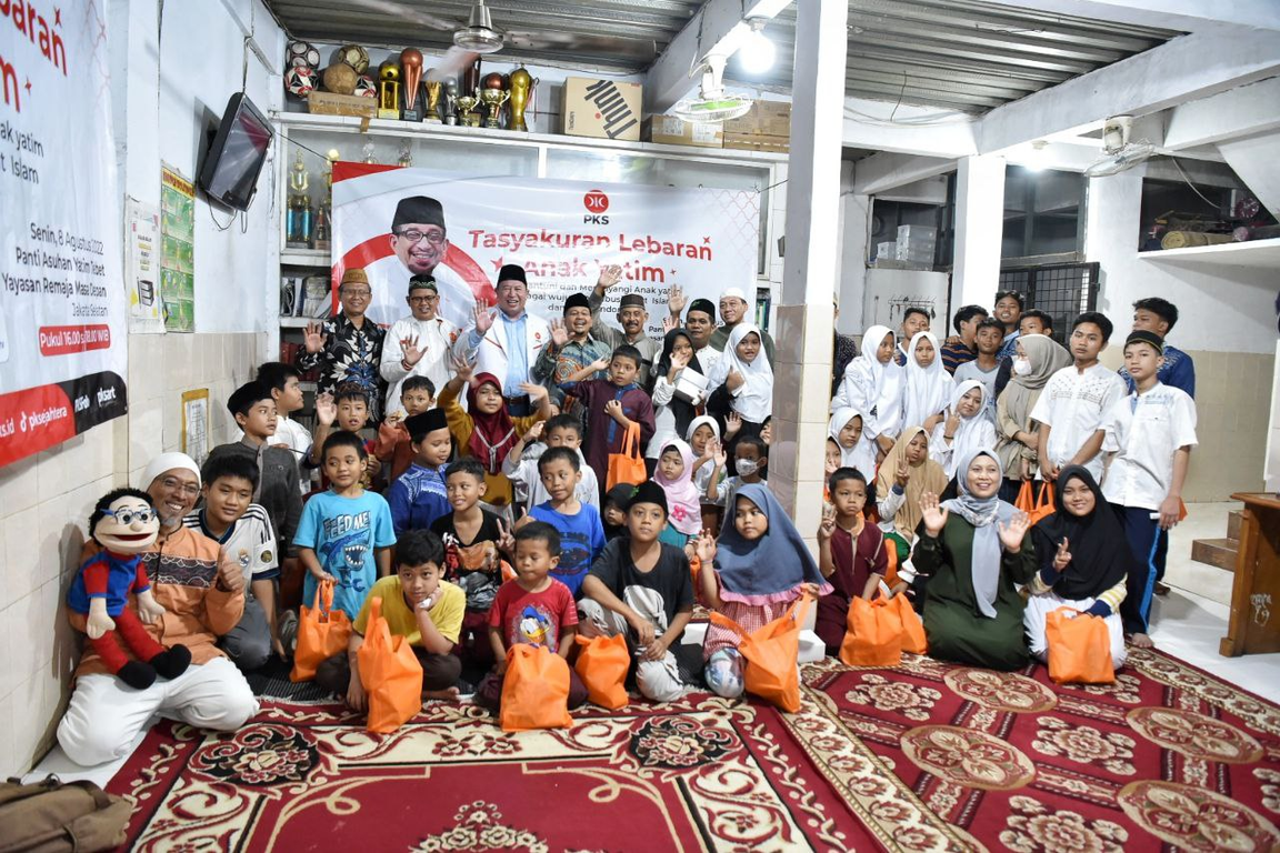 DPP PKS menggelar Tasyakuran Lebaran Anak Yatim di Panti Asuhan Yatim Tebet, Jakarta Selatan. (Donny/PKSFoto)