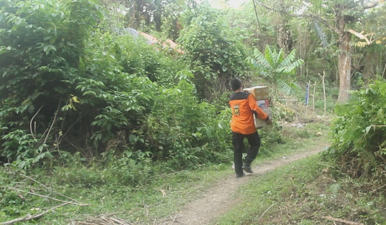 Relawan PKS melalui jalan tapak untuk menyalurkan bantuan logistik ke pengungsi yang masuk ke hutan di daerah Donggala, Sulawesi Tengah, Sabtu (6/10) (Kiswo/PKSFoto)