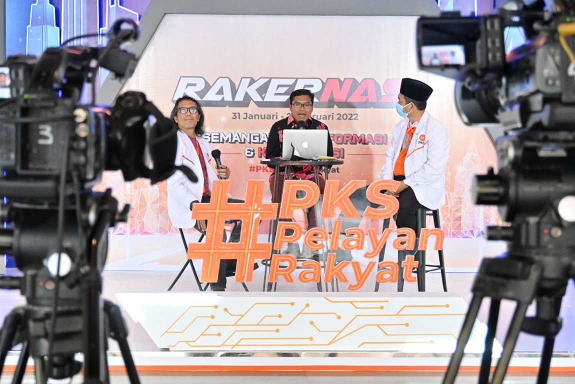 (ki-ka) Ketua DPP PKS Bidang Humas Ahmad Mabruri, Direktur Eksekutif Voxpol Center Pangi Syarwi Chaniago dan Ketua DPP PKS Bidang Polhukam Almuzammil Yusuf dalam diskusi di sela-sela Rakernas PKS, Selasa (1/2) (PKSFoto)