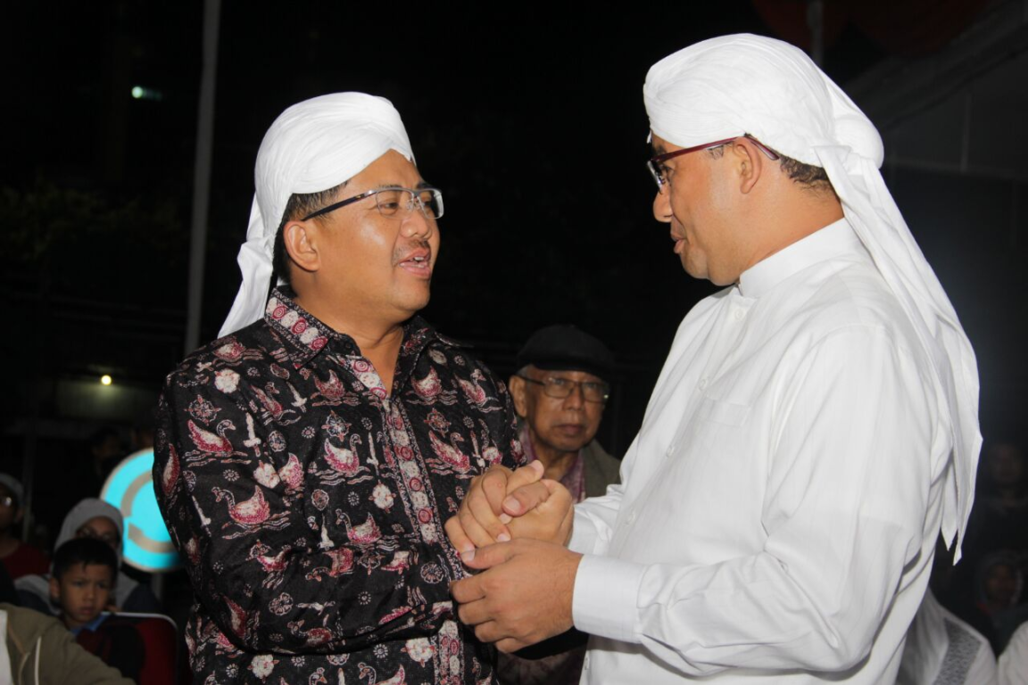 Presiden PKS Mohamad Sohibul Iman bersama Cagub DKI Jakarta Anies Baswedan dalam pertunjukan wayang di halaman DPP PKS, Jakarta, Sabtu (28/1/2017) (Dhonny/PKSFoto)