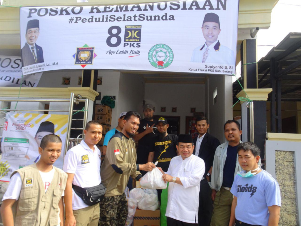 Ketua Fraksi PKS DPR RI, Jazuli Juwaini menyerahkan bantuan kepada korban Tsunami Selat Sunda