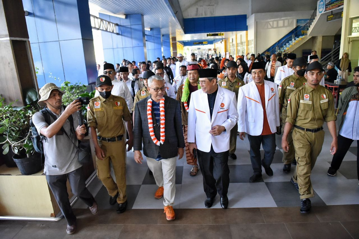 Presiden PKS Ahmad Syaikhu Tiba di Ternate Disambut Ribuan Kader dan Simpatisan PKS (PKSFoto/Donny)