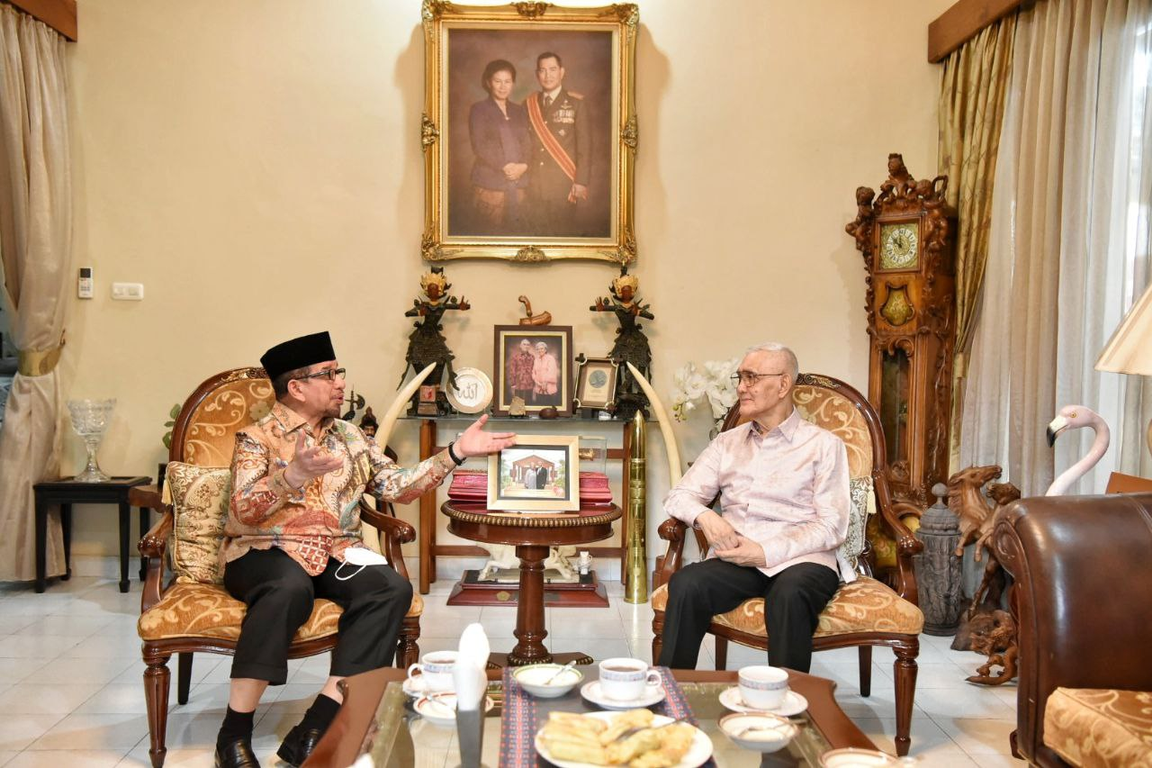 Ketua Majelis Syura PKS, Dr. Salim Segaf Al Jufri berbincang hangat dengan Wakil Presiden RI periode 1993-1998 Try Sutrisno (Donny/PKSFoto)