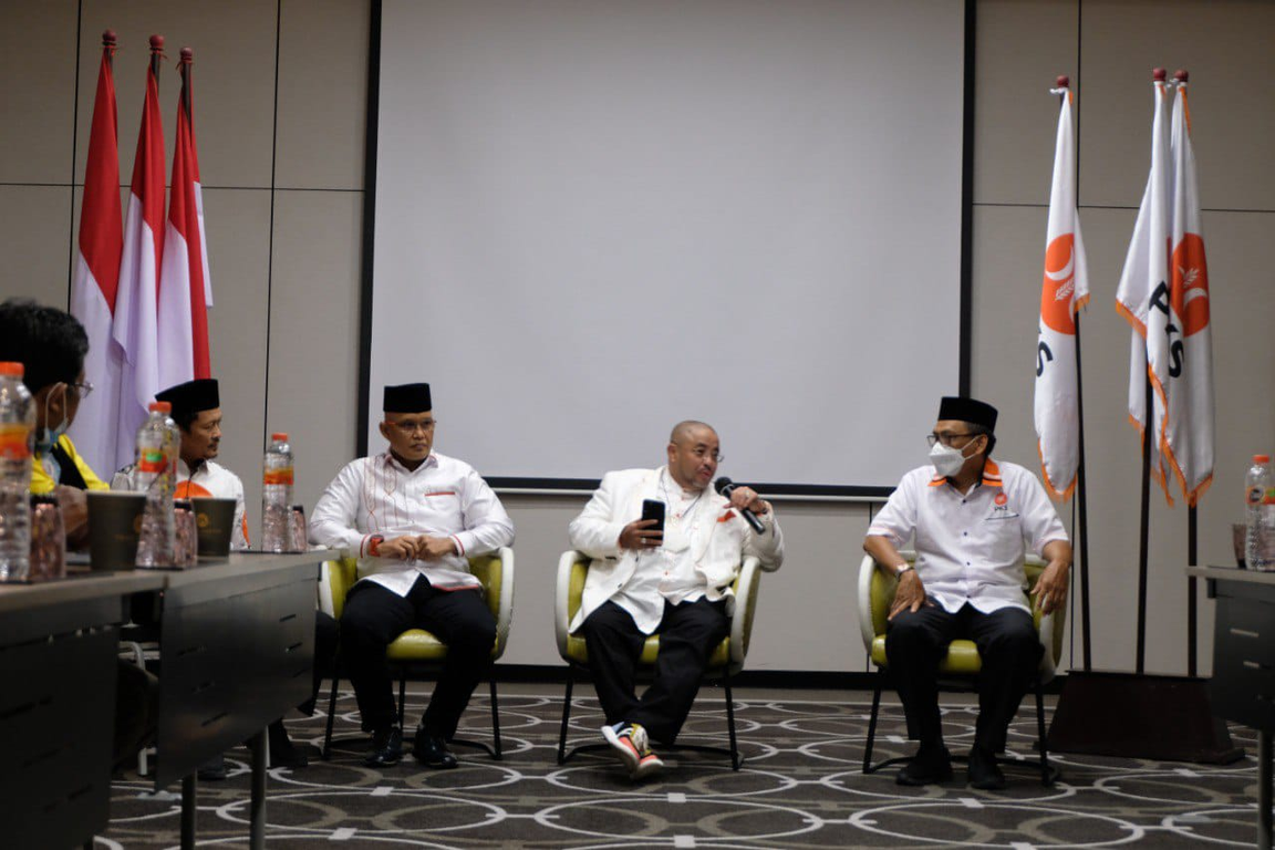 Sekretaris Jenderal PKS Habib Aboe Bakar Al Habsy menerima aspirasi penolakan penundaan pemilu oleh sekelompok masyarakat Jatim di Surabaya, Rabu (30/3) (Humas PKS Jatim)