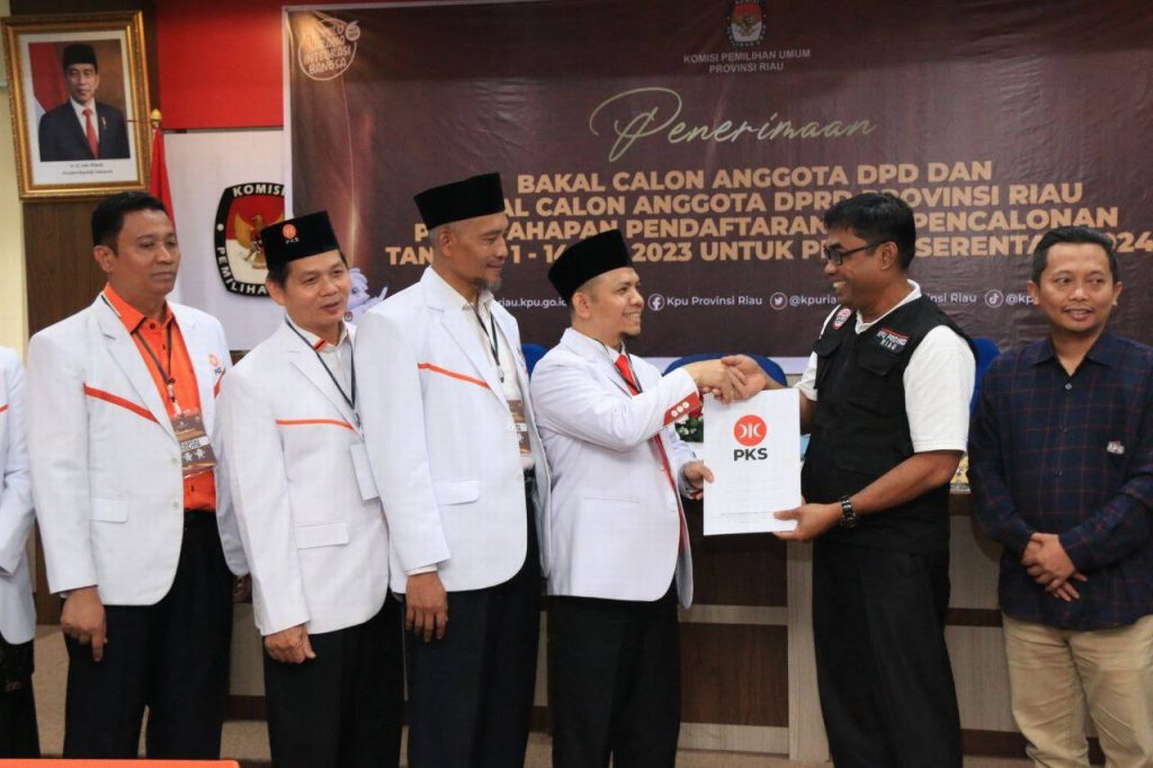 Ketua DPW PKS Riau Ahmad Tarmizi menyerahkan berkas BCAD Provinsi ke KPU Riau