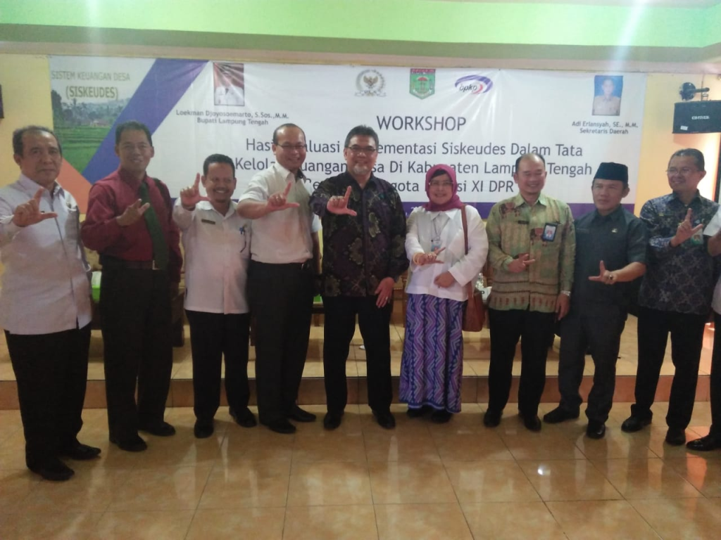 Anggota Komisi XI DPR RI, Ahmad Junaidi Auly bersama kepala desa dan camat se-kabupaten Lampung Tengah (dok pri)