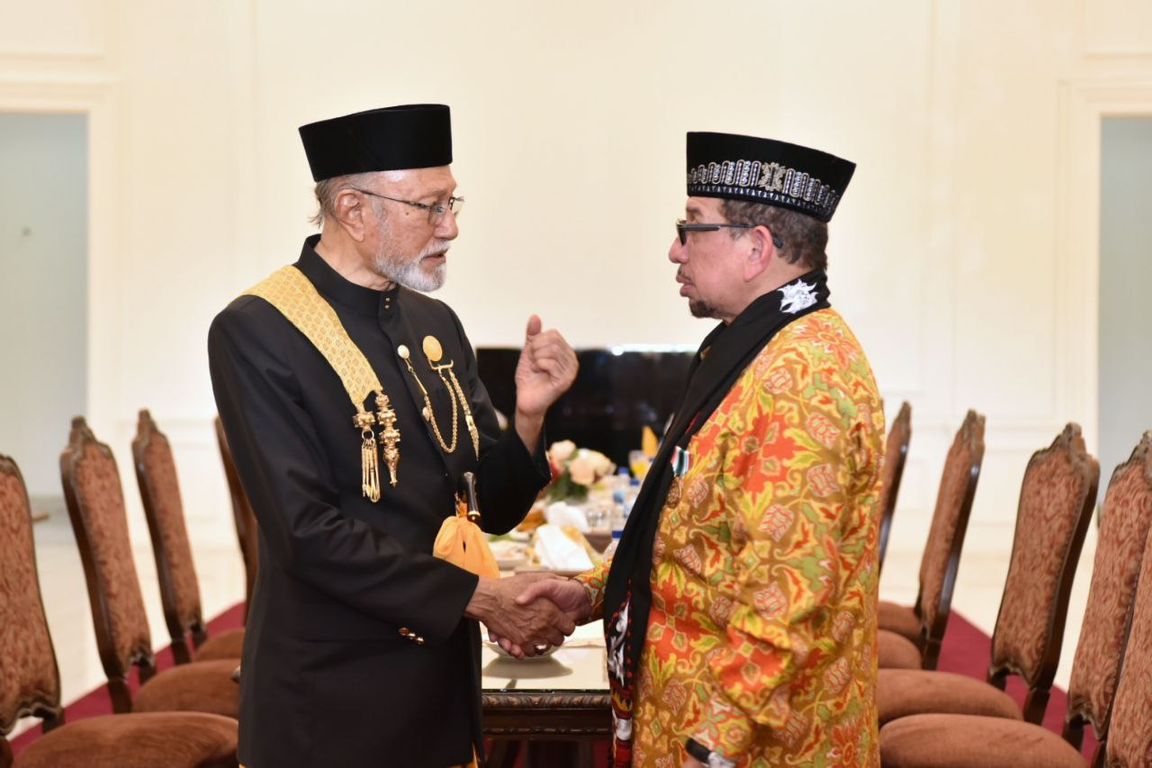 Ketua Majelis Syura PKS Dr Salim Segaf bertemu dengan Wali Nanggroe Aceh Malik Mahmud Al-Haytar, di Meuligoe Wali Nanggroe, Kamis (26/05). (Donny/PKSFoto)