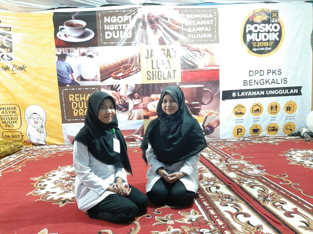 Putri dan Tia bergabung menjadi relawan medis di Posko Mudik PKS Bengkalis (dok Humas PKS Riau)