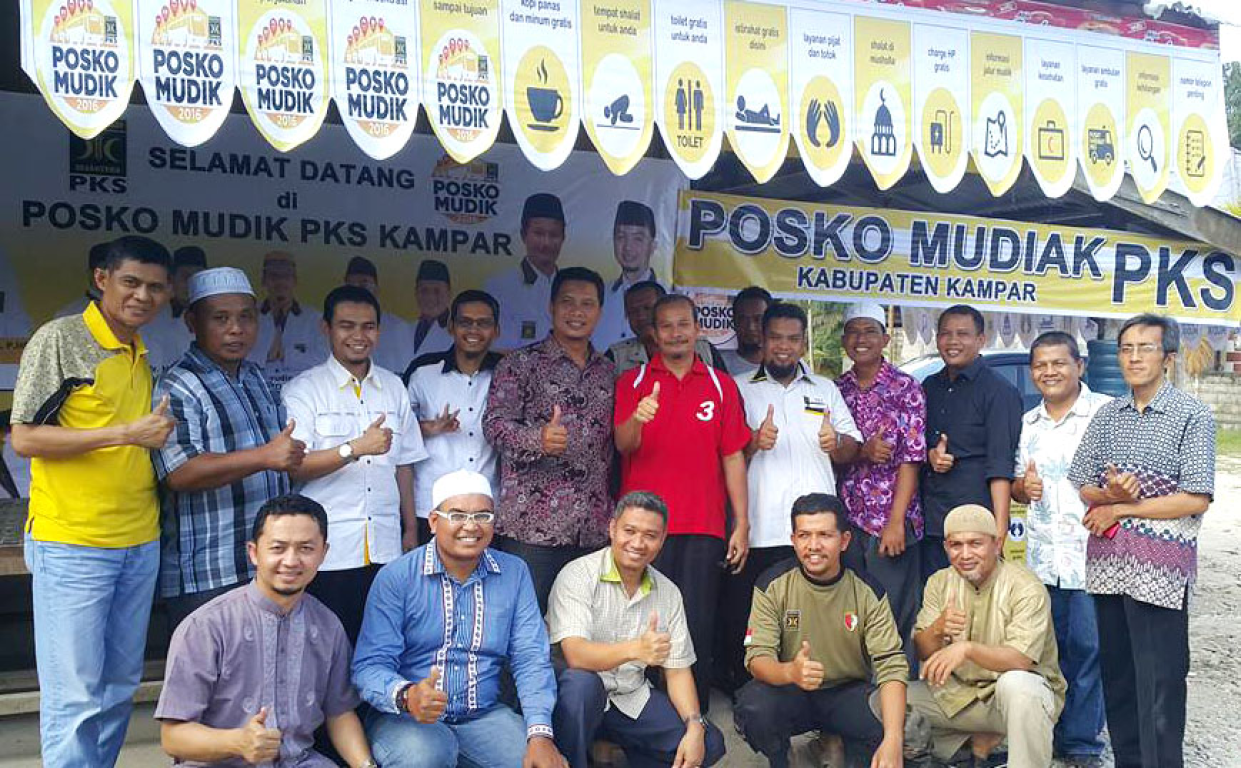 Pengurus PKS Kampar di Posko Mudik
