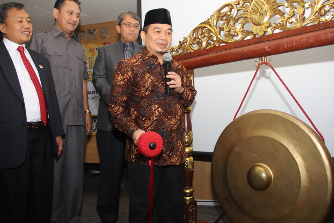 Ketua Fraksi Jazuli Juwaini memukul gong di Hari Aspirasi