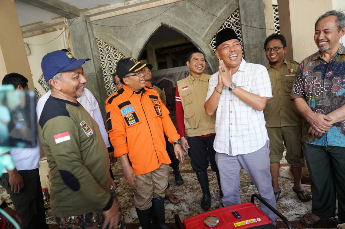 Presiden Partai Keadilan Sejahtera Mohamad Sohibul Iman saat menyerahkan bantuan ke Masjid Alhidayah, Jakarta Timur, Jumat (03/01/2020). (Donny/PKSFoto)
