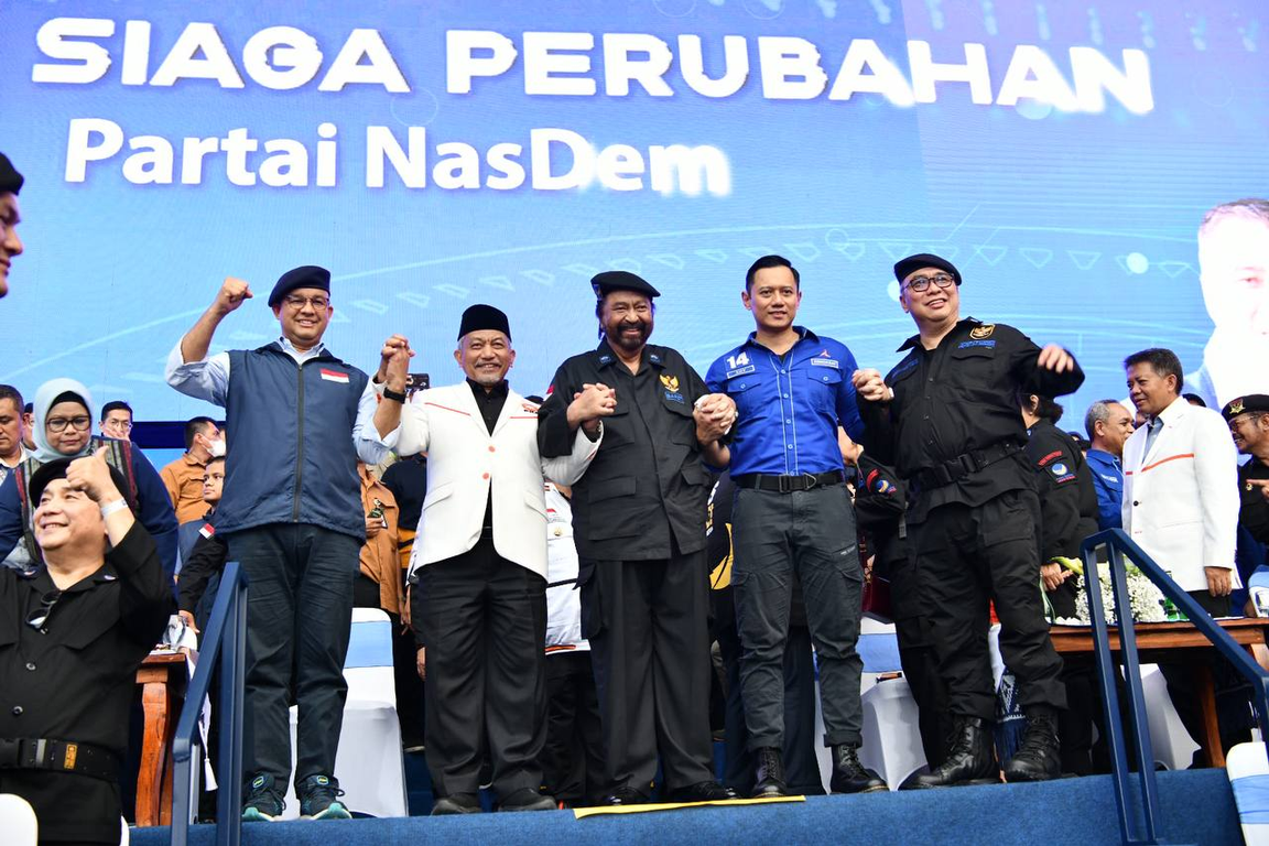 Presiden PKS Ahmad Syaikhu, Ketua Umum Partai Nasdem Surya Paloh, dan Ketua Umum Partai Demokrat Agus Harimurti Yudhoyono pada acara Apel Siaga Perubahan Partai Nasdem di Gelora Bung Karno. (PKSFoto/Donny)