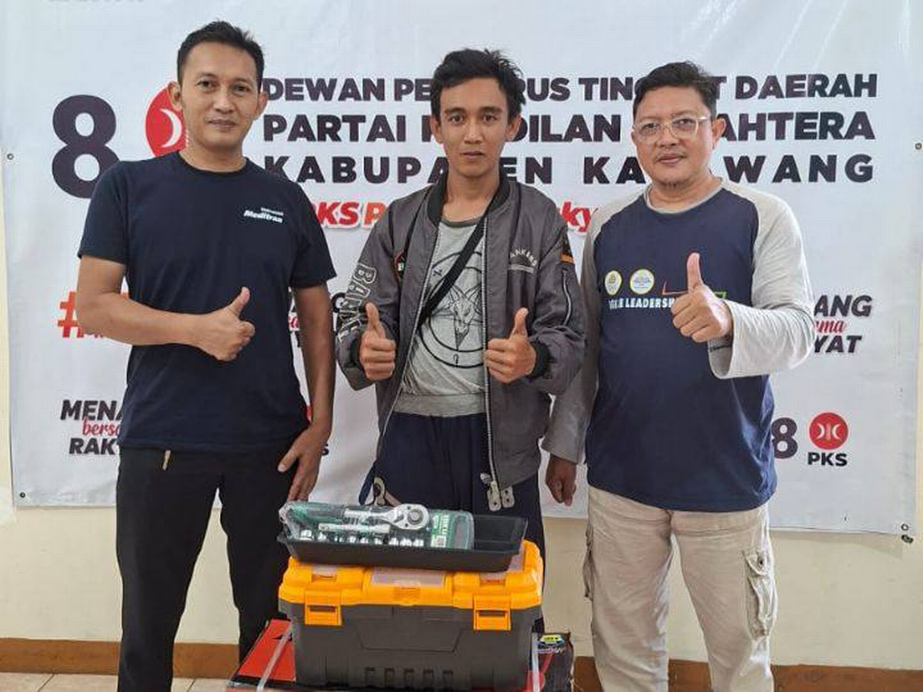 Politisi PKS Jalal Abdul Nasir memberikan peralatan bengkel kepada anak muda.