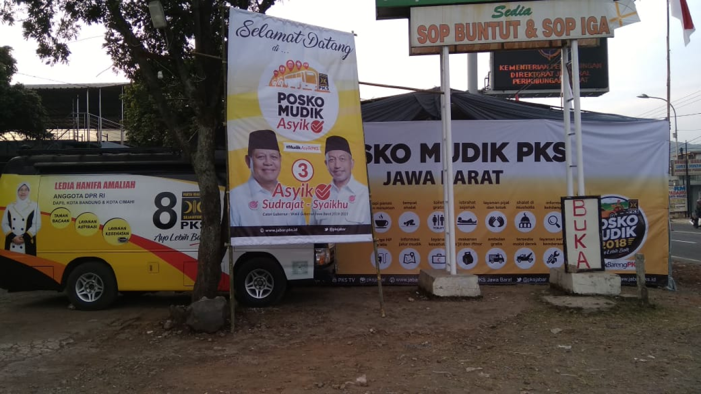 Posko Mudik Asyik PKS Jawa Barat di halaman Rumah Makan Ma Ecot Jalan Raya Nagreg KM 136 Kabupaten Bandung