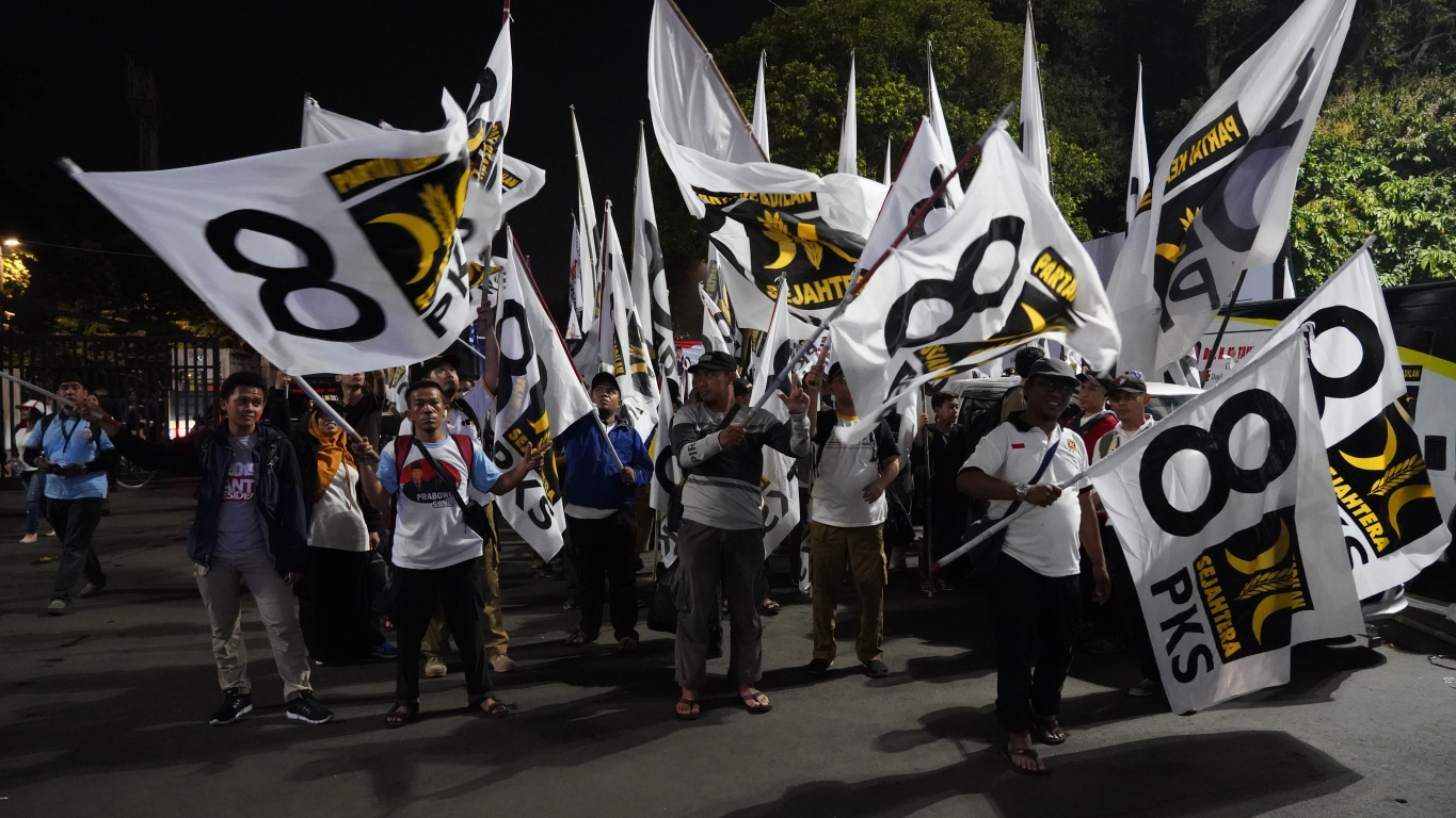 Kader dan simpatisan PKS Jakarta Timur mulai memadati Stadion Gelora Bung Karno, Sabtu (6/4) malam (Abdul/PKSFoto)