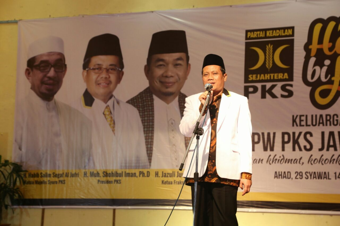 Ketua Dewan Pengurus Wilayah (DPW) PKS Jawa Tengah, KH Kamal Fauzi saat memberikan sambutannya dalam Halal Bihalal Keluarga Besar DPW PKS Jateng, Ahad (23/7/2017) di Convention Hall Rita Mall Kota Tegal. (Humas PKS Jateng)