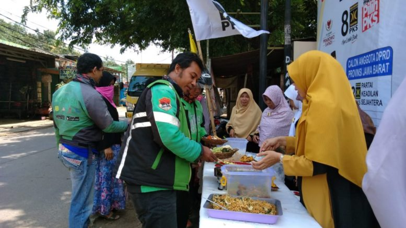 Suasana Warung Jumat Berkah yang diadakan PKS ranting Jatiluhur. (dok DPD PKS Bekasi)