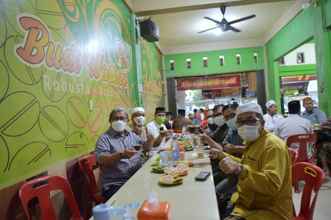 Wakil Ketua Majelis Syuro PKS Ahmad Heryawan minum kopi Subuh di Aceh (Donny/PKSFoto)