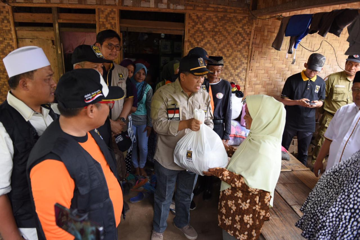 Presiden PKS Mohamad Sohibul Iman menyerahkan bantuan kepada warga Cigeulis, Pandeglang, Banten yang terdampak tsunami Selat Sunda beberapa waktu lalu. (M Hilal/PKSFoto)