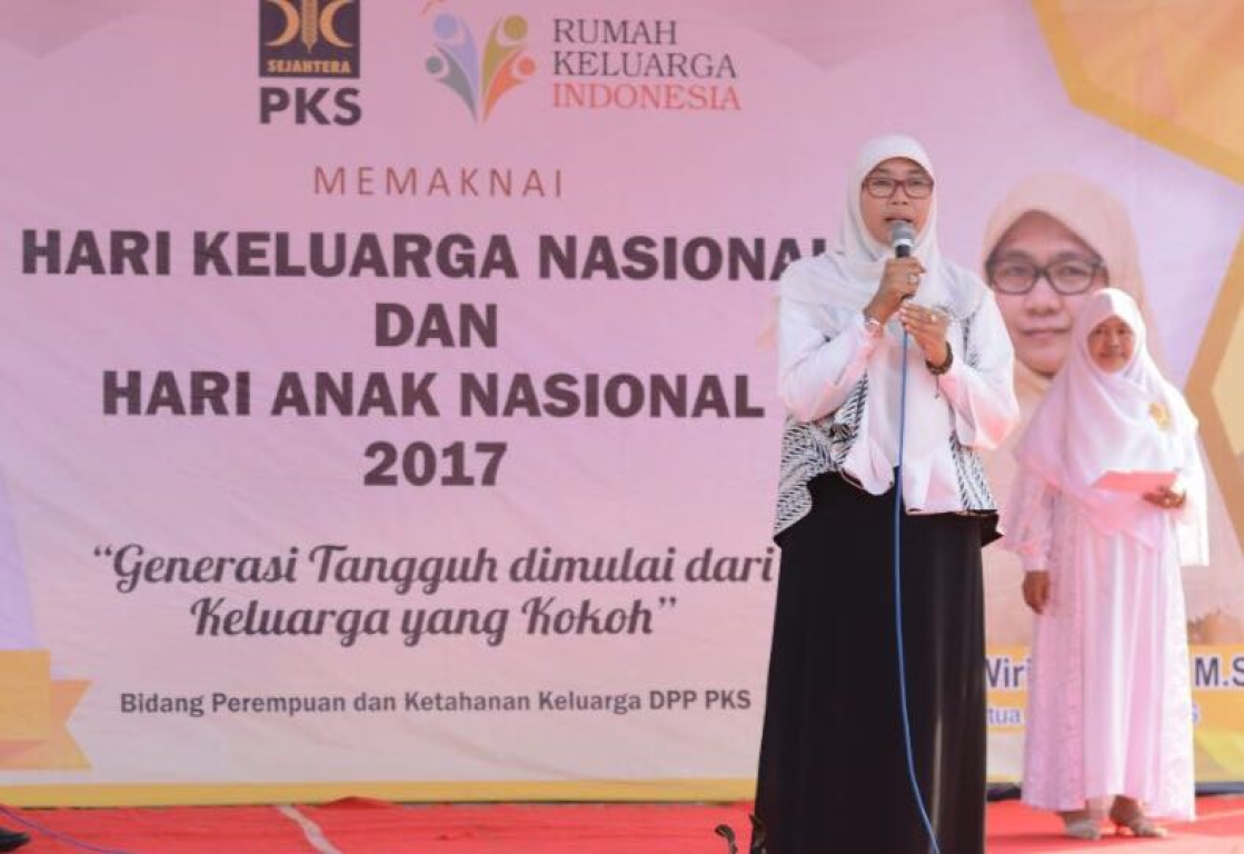 Ketua Tim Penggerak PKK Provinsi Jawa Barat Netty Prasetiyani Heryawan dalam peringatan Hari Keluarga Nasional dan Hari Anak Nasional di Bogor, Jawa Barat, Ahad (6/8). (Yusuf/PKS Foto)