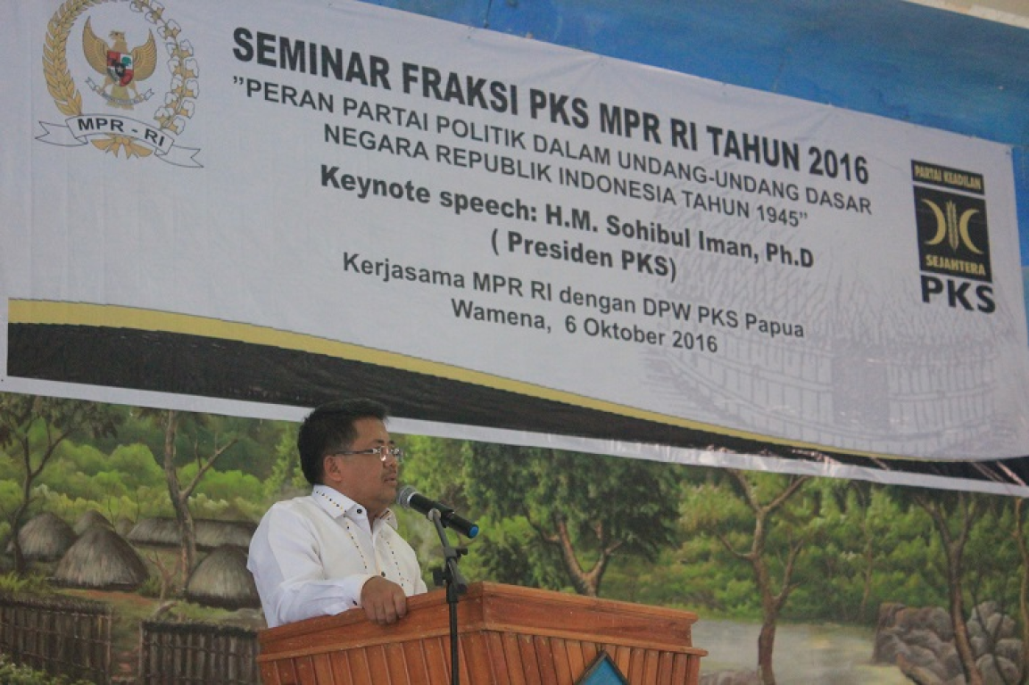 Presiden PKS Mohamad Sohibul Iman berbicara dalam Seminar Kebangsaan MPR RI tentang Partai Politik di Indonesia di Gedung Ukumearek Asso, Wamena, Papua, Kamis (6/10/2016) (foto: Humas PKS Papua)