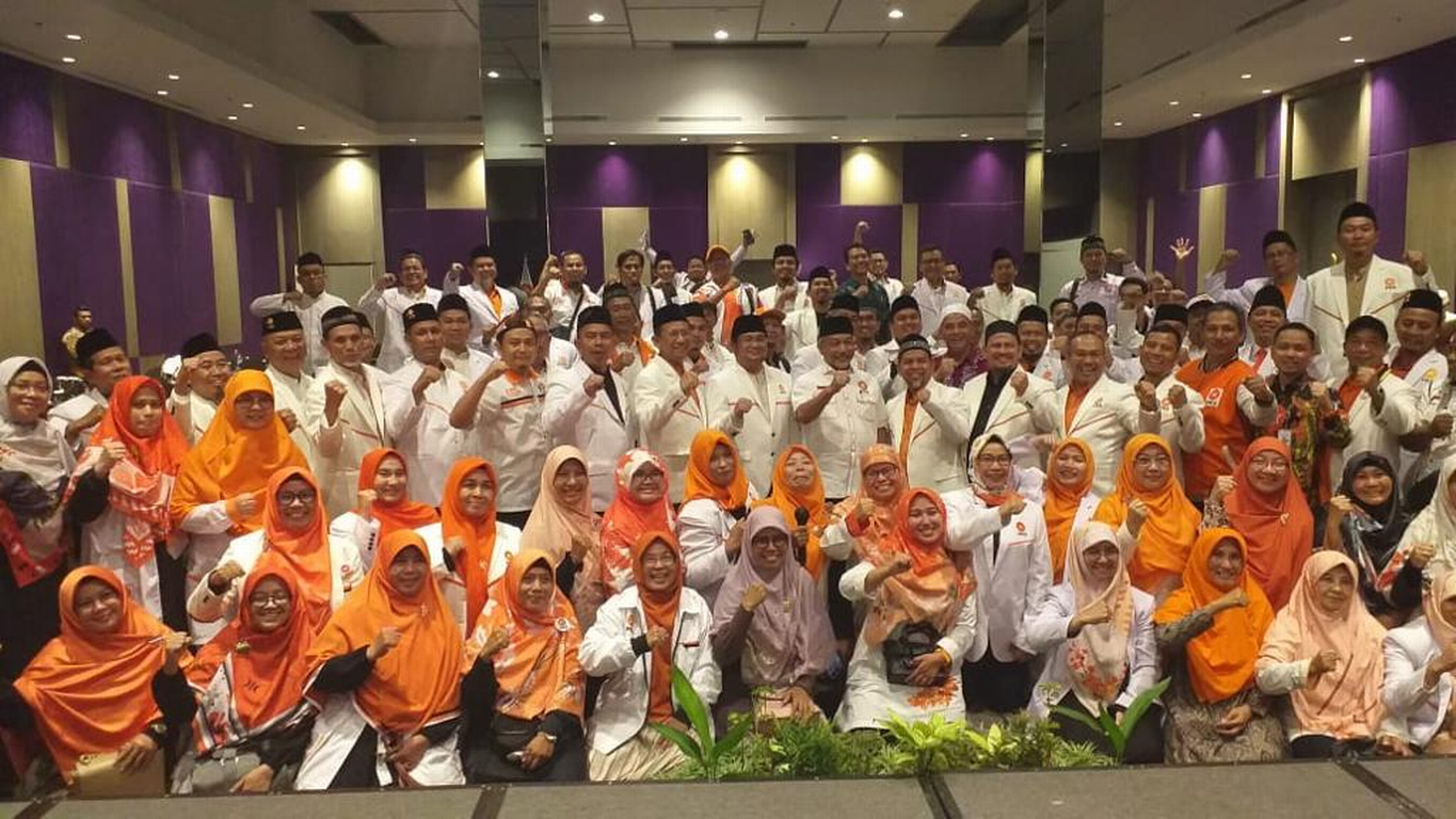 Presiden PKS Ahmad Syaikhu bersama para caleg di Konsolidasi Akbar DPD PKS Kabupaten Bekasi