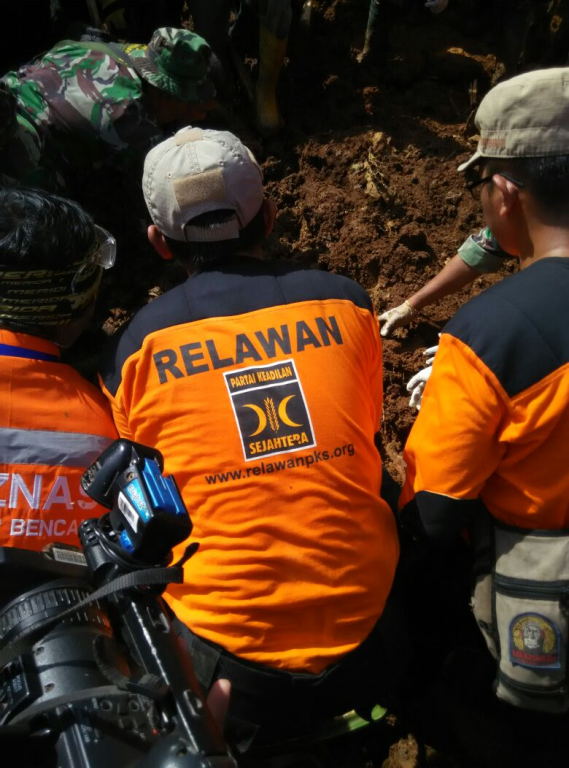 Relawan PKS melakukan evakuasi korban longsor di Purworejo