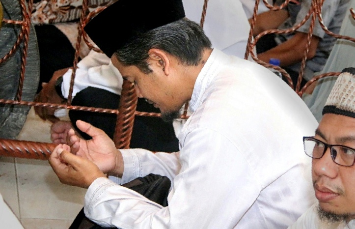 Ketua DPD PKSKab Semarang, AhmadRifa'i nampak khusyu berdo'a di makan sunan Kalijaga Kadilangu Demak